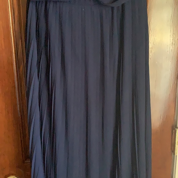 Gown - Picture 2 of 4